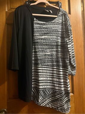Chico’s women’s size 3 (16) Black & White Striped Asymmetric Blouse